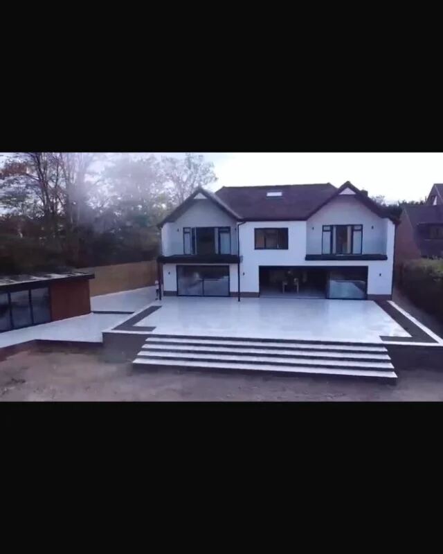 Porcelain patio & Venetian fencing: completed